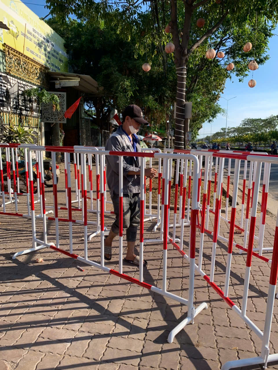 Hàng rào di động công trình kích thước 2m sơn đỏ trắng