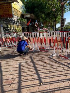 Hàng rào di động sơn đỏ trắng sử dụng ngoài thực tế