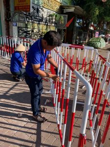 Hàng rào di động sơn đỏ trắng sử dụng ngoài thực tế