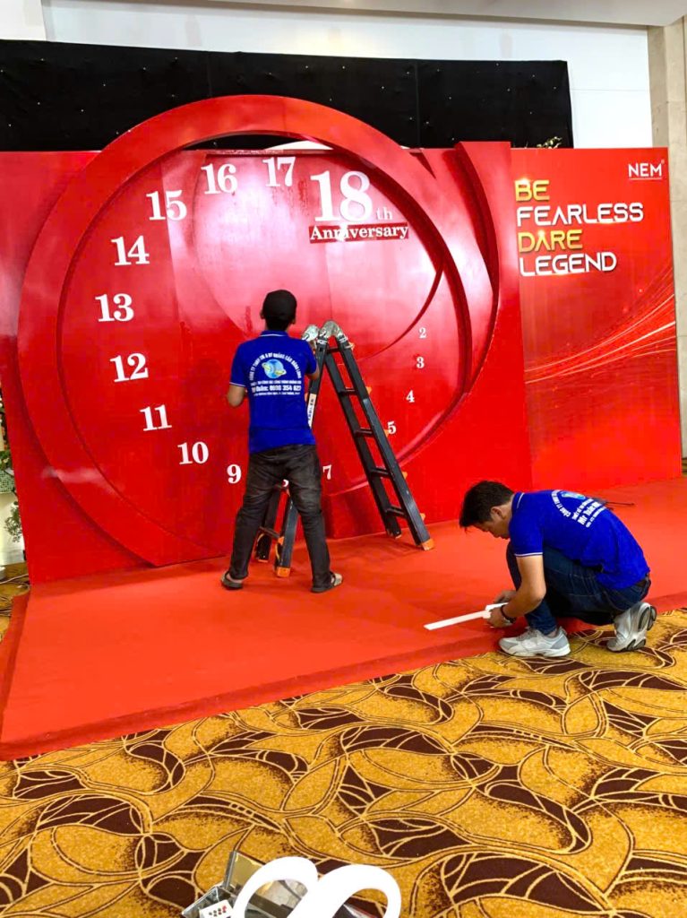 hi công booth sự kiện mô hình đồng hồ 3D khổng lồ tại trung tâm thương mại