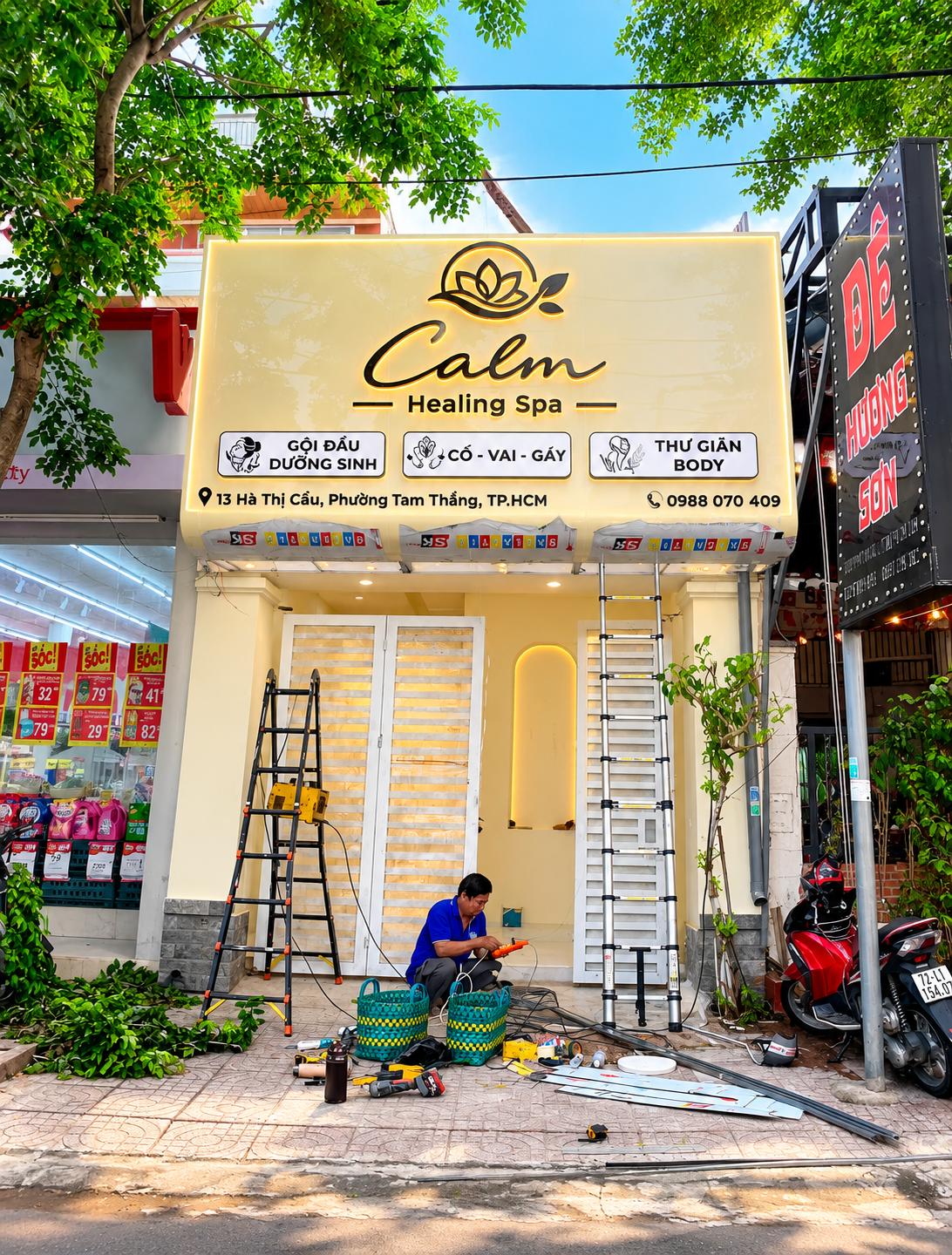 Mặt hông hộp đèn Alu dán decal cho spa